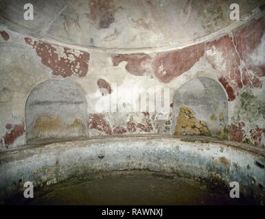 L'Italie. D'Herculanum. Bains d'urbains. Le Centre de Termae. Ils ont été construits autour du début du 1er siècle après JC, et subdivisés en sections pour les hommes et les femmes. La section des hommes. Piscine froide (frigidarium). Avis de quatre niches profondes dans les murs, couvert par une coupole avec des scènes marines. La Campanie. Banque D'Images