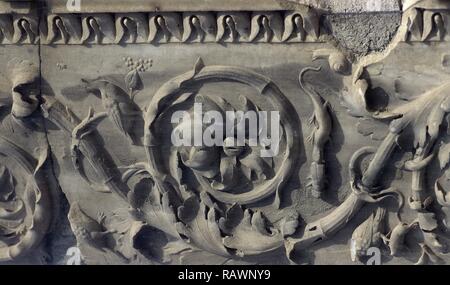 L'Italie. Pompéi. Construction d'Eumachia (VII,9,1). Elle a été érigée au cours de la période de Tiberium (14-37 Ma), à côté du forum public. En délicate relief du portail, décoré de guirlandes de feuilles d'acanthe avec les oiseaux, reptiles et insectes. La Campanie. Banque D'Images