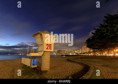 Honolulu, Hawaii - Dec 25, 2018 : Life Guard Tower at Waikiki Beach Sunset, Oahu, Hawaii Banque D'Images