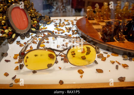 Lunettes avec lentilles orange à côté du conseil d'échecs au musée de l'Ambre, San Cristobal de las Casas, Chiapas, Mexique Banque D'Images