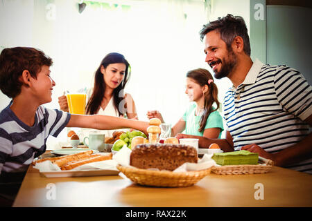 Happy Family having breakfast Banque D'Images