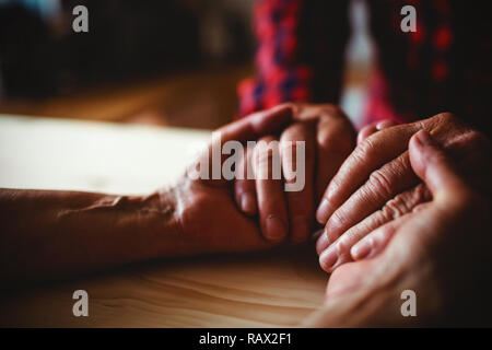Senior couple holding hands Banque D'Images