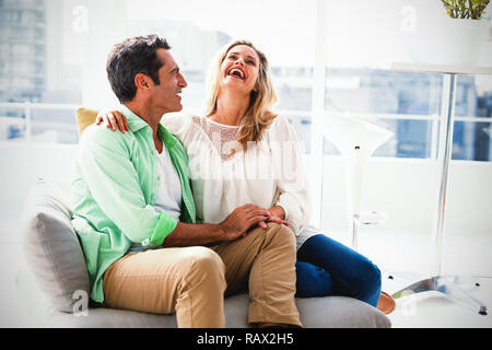 Couple relaxing on sofa at home Banque D'Images