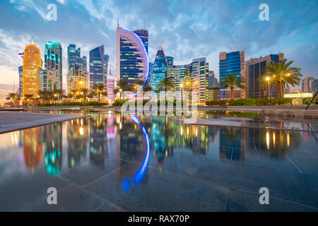 Vue sur l'horizon du soir de West Bay, quartier des affaires de Doha, Qatar Banque D'Images