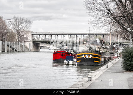 Les bateaux amarrés sur la Seine près du Pont Bir-Hakeim - Paris Banque D'Images