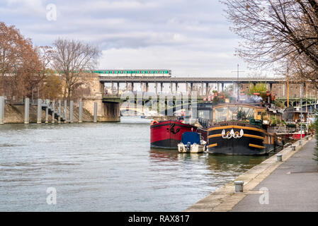 Les bateaux amarrés sur la Seine près du Pont Bir-Hakeim - Paris Banque D'Images