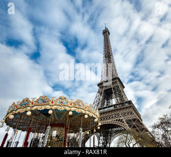 La tour Eiffel et carousel à Paris Banque D'Images
