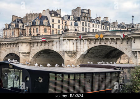 Péniche amarrée sur la Seine près du Pont Neuf - Paris Banque D'Images
