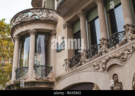 Casa Batllo - Antoni Gaudi's building - à Barcelone, Catalogne. L'art moderne la façade de détails. Banque D'Images