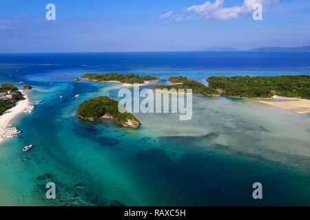 Vue aérienne sur les petites îles tropicales uniques avec des plages de sable blanc, récifs coralliens et bateaux, prises par drone, Kabira Bay, Ishigaki, Japon Banque D'Images