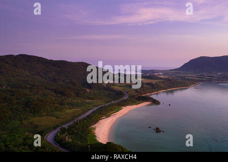 Vue aérienne sur l'île tropicale unique avec des montagnes, des plages de sable blanc et de récifs coralliens, au coucher du soleil, prise par drone, Ishigaki, Japon Banque D'Images