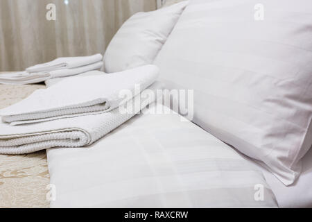 Coussins sur le lit dans l'intérieur de la chambre à coucher moderne dans loft Appartement à la lumière style de couleur Banque D'Images