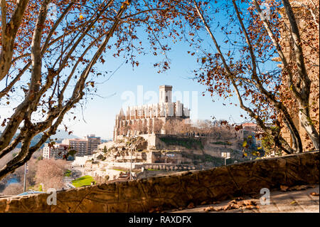Vue différente et originale de Collegiate Basilique de Santa Maria in your in Lyon city dans la région de Catalogne en Espagne, avec des arbres et ciel bleu clair duri Banque D'Images