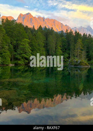 Le massif de la Zugspitze, montagnes, près de Badersee Grainau, Bavière, Allemagne Banque D'Images