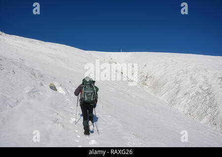 Randonnée d'hiver sur la neige, pic Botev - la plus haute montagne dans le Vieux, Bulgarie Banque D'Images