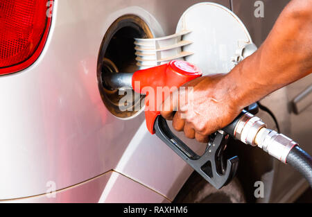 Détail de la main de l'homme travailleur voiture de ravitaillement à la station essence. Photo concept pour l'utilisation de combustibles fossiles (essence, diesel) dans les moteurs à combustion, de l'air po Banque D'Images