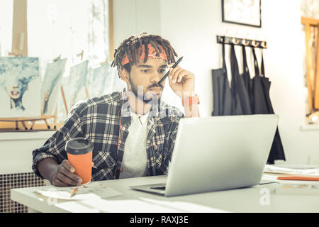 Beau élégant designer holding tasse de café à emporter Banque D'Images