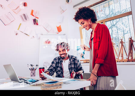 Couple de designers se sentir heureux tout en se préparant pour le spectacle Banque D'Images