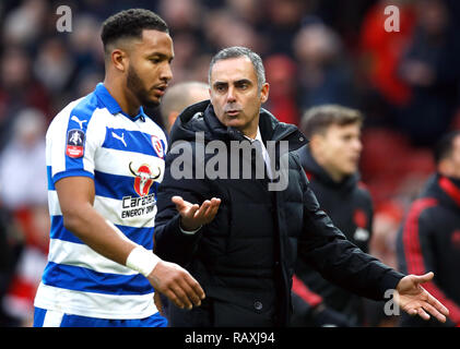 Lecture manager Jose Gomes parle à Liam Moore à la mi-temps au cours de l'Emirates en FA Cup, troisième match à Old Trafford, Manchester. Banque D'Images