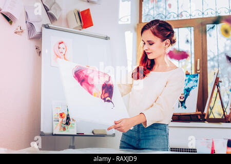 Beaux art teacher standing near avec tableau blanc en peinture Banque D'Images