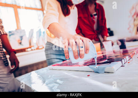 L'artiste aux cheveux rouges portant des jeans et chemise beige donner master class Banque D'Images