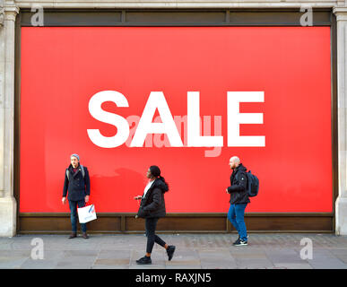 Vente sign in shop window - (H&M, Regent Street) - en janvier. Londres, Angleterre, Royaume-Uni. [Nom retiré] NUMÉRIQUEMENT BOUTIQUE Banque D'Images