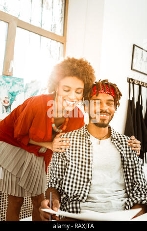 Loving woman hugging son beau barbu Banque D'Images