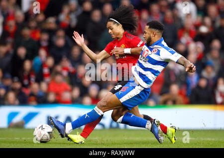 Manchester United, Tahith Chong (à gauche) et la lecture de la bataille de Moore Liam ball pendant l'unis en FA Cup, troisième match à Old Trafford, Manchester. Banque D'Images