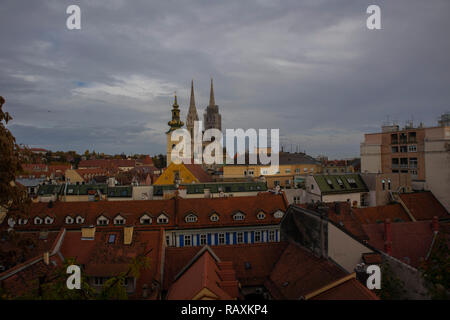 Vue impressionnante sur la cathédrale de Zagreb dans la basse-ville, Croatie Banque D'Images