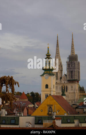 Vue impressionnante sur la cathédrale de Zagreb dans la basse-ville, Croatie Banque D'Images