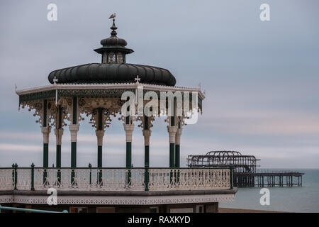 Kiosque victorienne sur la promenade de Brighton, East Sussex, UK. Seagull se trouve au-dessus.Les restes de West Pier peut être vu dans l'arrière-plan. Banque D'Images