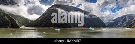 Belle vue panoramique sur les montagnes couvertes de nuages dans le fjord d'Alaska Banque D'Images