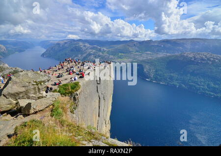 Preikestolen par lysefjord en Norvège en été Banque D'Images