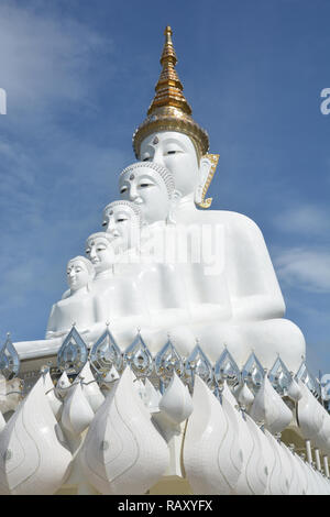 Cinq bouddhas assis statue sur ciel bleu, est un monastère bouddhiste et temple à Phetchabun, Thaïlande. Ils sont du domaine public ou trésor du bouddhisme, n Banque D'Images