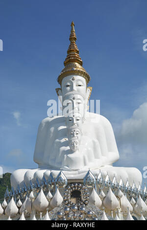 Cinq bouddhas assis statue sur ciel bleu, est un monastère bouddhiste et temple à Phetchabun, Thaïlande. Ils sont du domaine public ou trésor du bouddhisme, n Banque D'Images