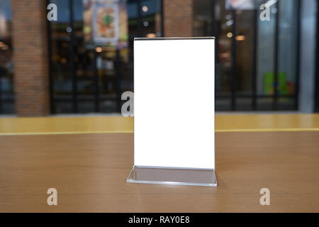 Cadre de menu debout sur la table en bois en bar restaurant café. Un espace réservé au texte de promotion marketing - Image Banque D'Images