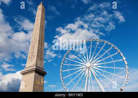 Obélisque de Louxor et la grande roue sur la Place de la Concorde à Paris. Paris, France Banque D'Images