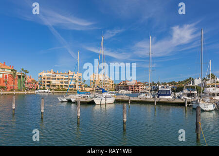 Sotogrande, près de San Roque, la Province de Cádiz, Andalousie, Espagne du sud. Le port de plaisance. Banque D'Images