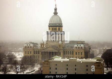 L'Illinois State Capitol Building - vue aérienne pendant la tempête de neige. Springfield, Illinois, USA. Banque D'Images