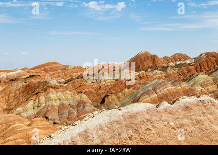 Feng Danxia, ou arc-en-ciel de couleur en montagne, Zhangye, Gansu, Chine. Ici, la vue de la mer de nuages observation deck Banque D'Images