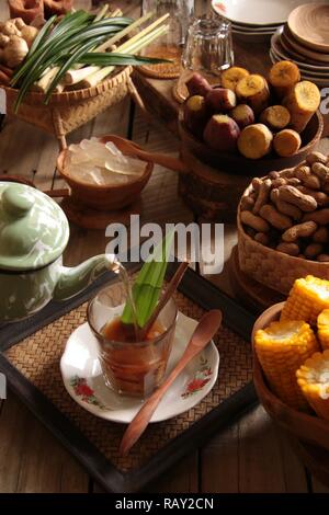 Bajigur. Plantes médicinales traditionnelles sundanaises latte café de Bandung, à ouest de Java. Banque D'Images