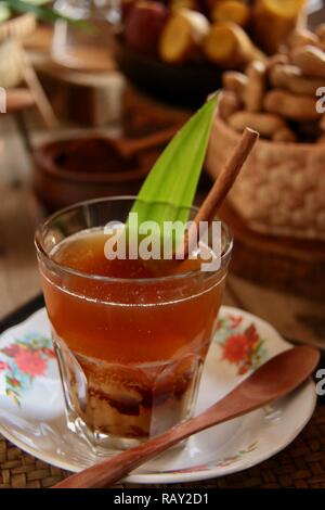 Bajigur. Plantes médicinales traditionnelles sundanaises latte café de Bandung, à ouest de Java. Banque D'Images