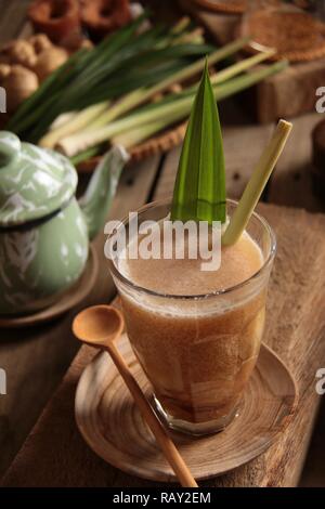 Bandrek. Tisane Sundanais traditionnels latte de Bandung, à ouest de Java. Banque D'Images