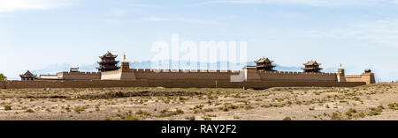 Avis de Jiayuguan Fort avec une montagne en arrière-plan, Gansu, Chine. Connu sous le nom de premier passage sous les cieux , Col Jiayu était le plus à l'ouest Banque D'Images