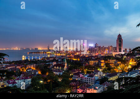 La baie de Qingdao et de l'église luthérienne vu depuis la colline de Signal Park au soir, Qingdao, Chine Banque D'Images