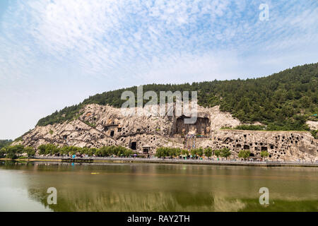 Avis de complexe de grottes de Longmen à Luoyang, Henan, Chine. Fengxiangsi grotte est la principale dans les grottes de Longmen. Longmen est l'un des 3 principaux Bud Banque D'Images