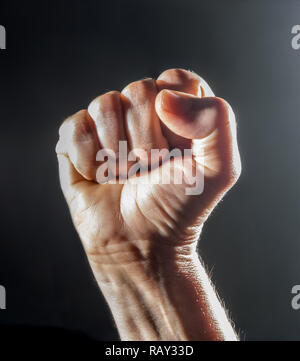 poing de main humaine avec fond noir - symbole de violence Banque D'Images