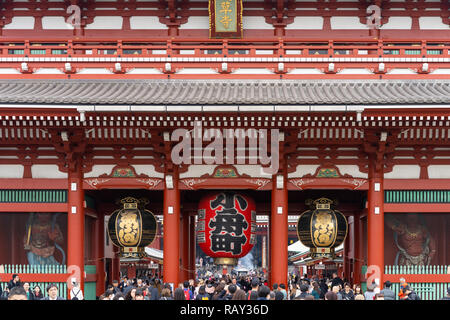 TOKYO, JAPON - 19 novembre 2018 : les touristes à la porte Hozomon ou entrée de Temple Sensoji à Asakusa. Plus populaire et le plus ancien temple i Banque D'Images