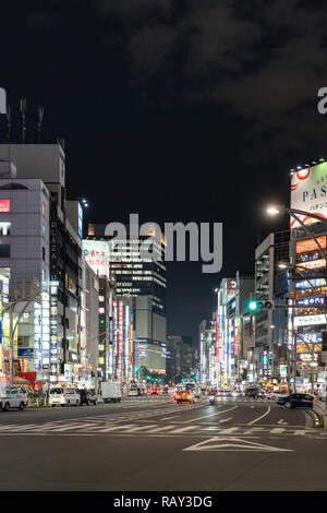 TOKYO, JAPON - 20 novembre 2018 : vue de la nuit de Chuo Dori dans le quartier de Ueno à Tokyo, Japon. Banque D'Images