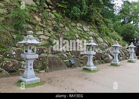 Lanternes en pierre, d'Itsukushima, Miyajima, Japon Banque D'Images